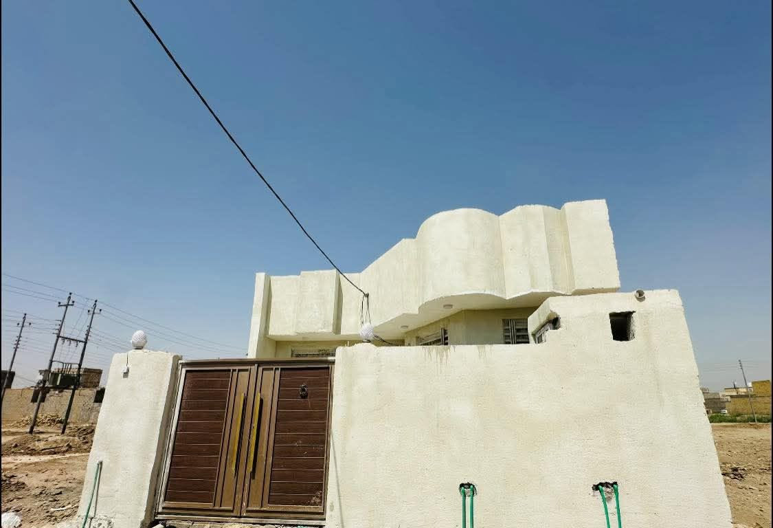 سلام عليكم دار البيع طابو زراعي 
المساحه 175 بناء جديد بعده ما مسكون جهاز ماء كهرباء موالد سحب
يتكون غرفتين 
وصله 
ومطبخ 
وديوانيه 
وحياتك خارجيه ودخليه 
المكان الحولي خلف الحبيب المصطفى 
شارع ال يوسف
رقم الهاتف *********** بي واتساب 
السعر 70وبي مجال
