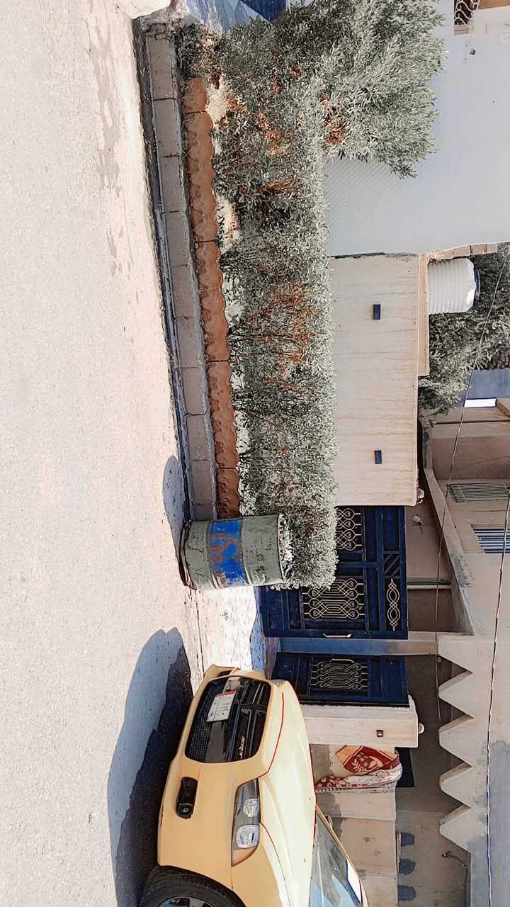 السلام عليكم البيت اللبيع طابو صرف مساحه 300 طابقين 4عرف نوم مع مطبخ وصحيات فوق وطابق الاول يحتوي على ستقبال ومدخل عرف نوم واحده وهول حمام ومطبخ رضي *********** سعر 225مليون وبي مجال قابل
