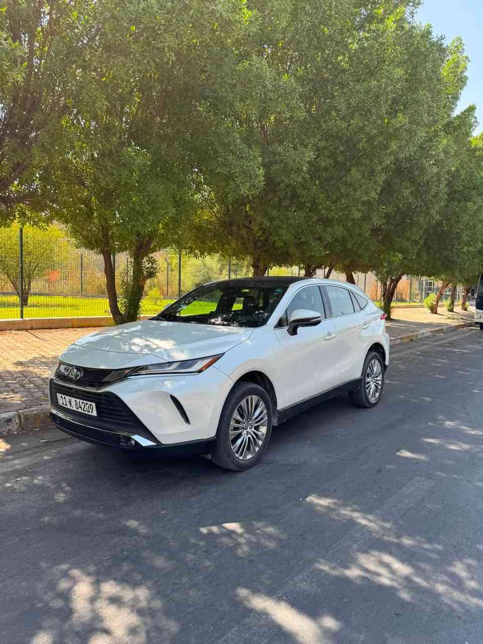 السلام عليكم 
toyota venza 2024 تويوتا فينزا لمتد هايبرد 
 
وارد امريكي حادثة بابين وجاملغ جهة السايق 
مبدل ومصبوغ بيه ايرباك بردة فقط 
ماشية 36 الف ميل 
فول مواصفات 
داخل تو كلر ،داتاشو ،بانوراما ،رادار امامي ،5 كاميرات 
كشنات جلد ، كشنات امامية تدفئة تبريد ،شاحن وايرلس
اوتو بارك، تشغيل عن بعد ، مانع تصادم، مري كهرباء 
نقطة عمياء،تحديد مسار ،ابل كار بلي ، قطعتين تبريد 
باب خلفي كهرباء ، شاشة كبيرة ، سستم صوت JBL
رقم بغداد جديد تحويل مباشر 
مكان السيارة بغداد الكاظمية 
السعر 26,500$ يعني 265 ورقة وبيه مجال
للاستفسار اكثر ***********
