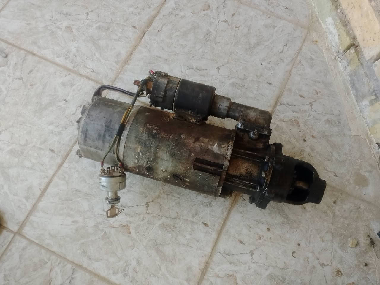 السلام عليكم غراض كراز للبيع
كورات 2 انظاف 
بم كاز 
سلف تشغيل 
شغالات ونظيفات شرط الفحص
للاستفسار ***********
