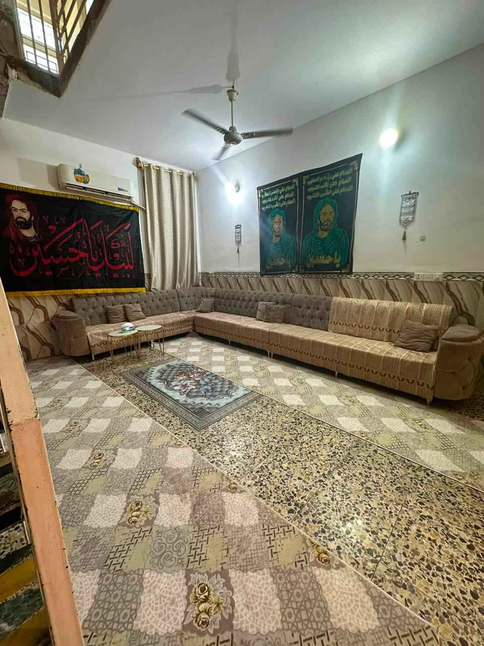 السلام عليكم
🏠 بيت للبيع في كربلاء – حي الإطارات

📍 الموقع: كربلاء – حي الإطارات، قرب مدرسة بطل خيبر.

📐 المساحة: 100 م²
🏗️ سنة البناء: 2019
🏠 طابق ونصف – بناء درجة أولى
🔨 كونكريت مسلح وطابوق جمهوري

✨ تفاصيل البيت:

🔹 الطابق الأول:

• غرفة نوم
• صالة معيشة
• استقبال مفتوح على الصالة، مع باب دفتري للفصل بينهما
• مطبخ
• صحيات عدد 2 
• أرضية كاشي
• الجدران سيراميك وبياض

🔹 الطابق الثاني:

• غرفة نوم
• صالة
• حمام
• سطح داخلي
• أرضية بورسلين درجة أولى
• الجدران بياض

الخلاصه:
• مجموع غرف النوم: غرفتان
• مجموع الصحيات: 3
• جميع أبواب البيت من تسكام عراقي درجة أولى
• البيت كامل وجاهز للسكن، ولا يحتاج إلى أي إضافات

💰 السعر: 150 مليون دينار عراقي
للعلم البيت يباع حصراً من صاحب الدار وليس عن طريق دلال او مكتب 

📞 للاستفسار والاتصال:
***********

📌 للجادين فقط، يرجى الاتصال على الرقم أعلاه.

