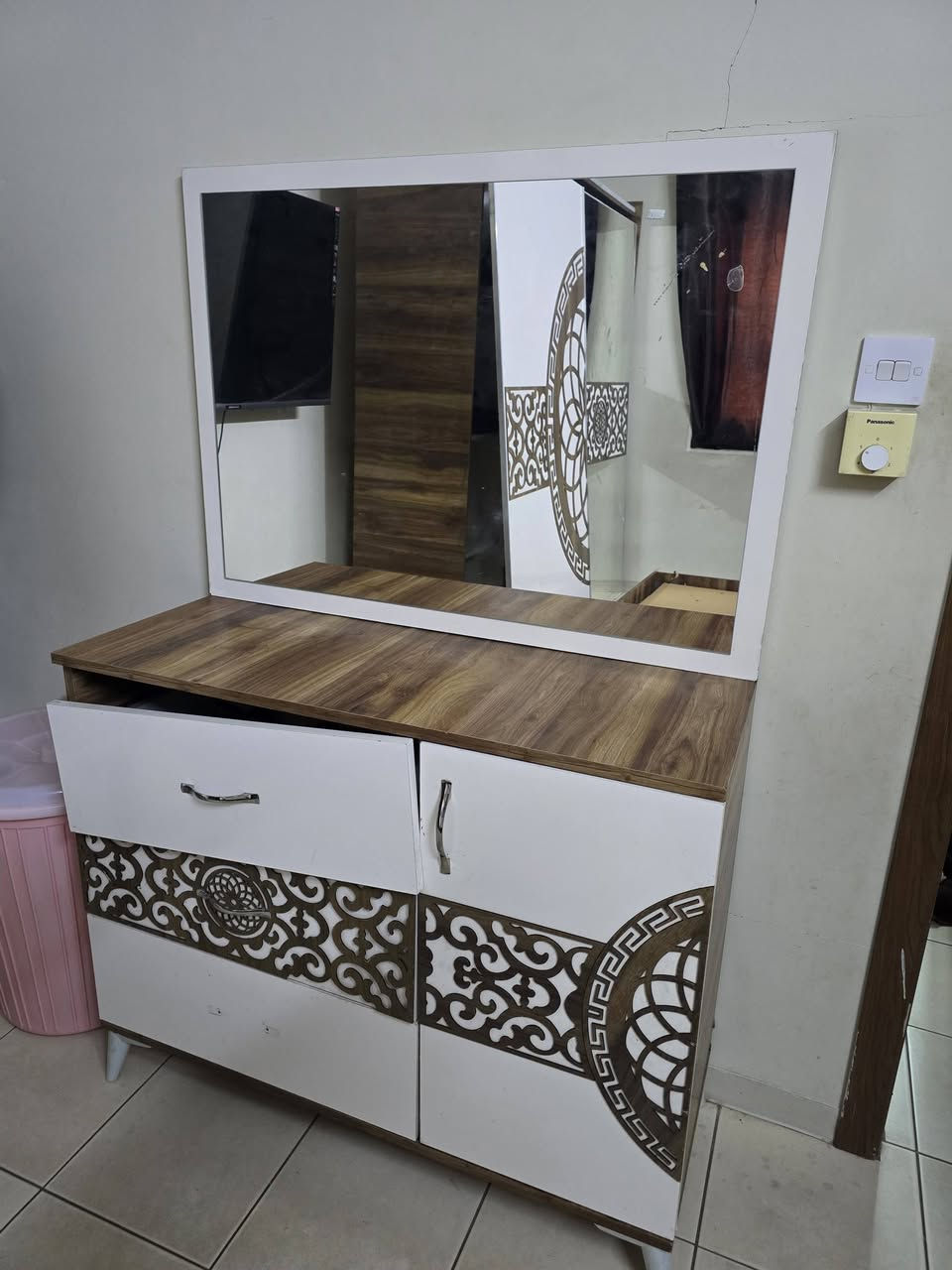غرفه نوم للبيع السعر 150 الف وبيهه مجال  ... الاضرار سجه باب الكنتور والمجرات  كما موضح بالصوره وللعلم الجربايه صونيا درجه اولى للأستفسار ***********
