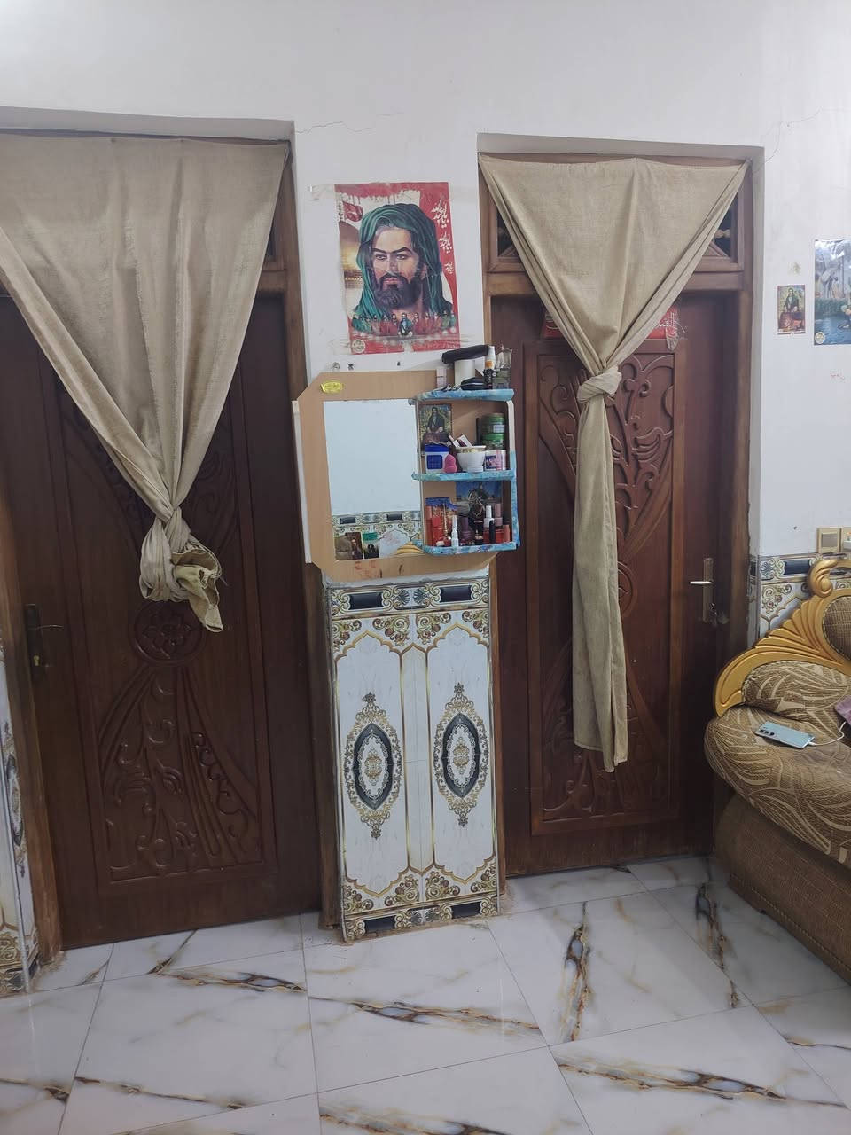 سلام عليكم
بيت للبيع الشافعيه حي الزهراء 
يبعد عن طريق زوار 300م 
واجهيت البيت متنزه 🏞
بنيان جديد ***********📞
