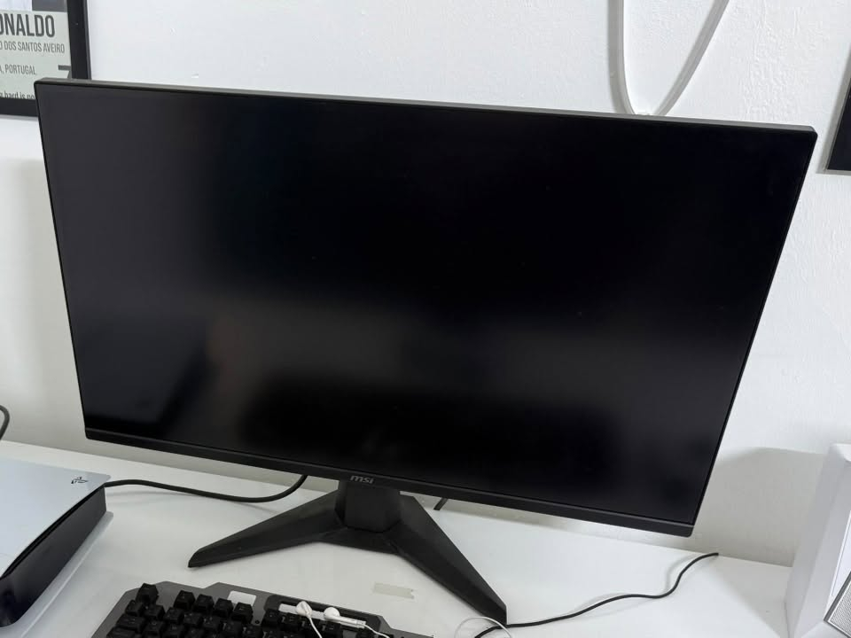 السلام عليكم شاشه مواصفات عاليه للبيع كيمنك msi 320hz ماخذها ب400 الف قبل 3 اشهر  السعر350  مع ups1500سعره 70الف  للتواصل واتساب ***********
