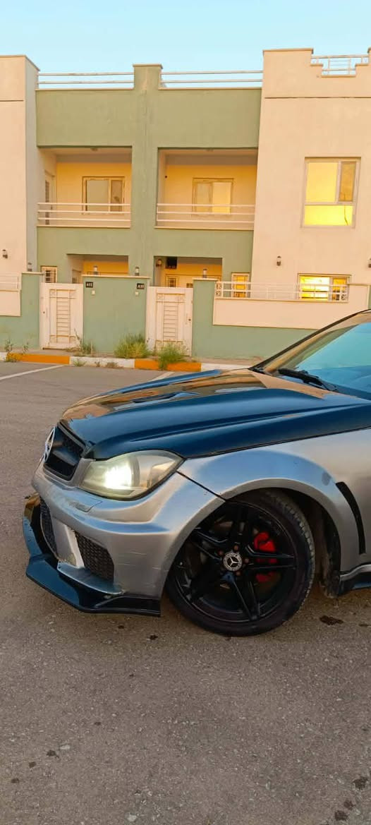 السلام عليكم للبيع او مراوس بسيارة وفرق مارسيدس c300 2009 رقم بغداد انكليزي محرك 6 سلندر محرك كير جدد تبريد شغال عوزها شغلات كلش بسيطه ضربه ما بيها السيارة معدله من الخارج فايبر كلاس بنيد جاملغات اماميه نفخات جاملغ دعاميات كله فايبر بيها هواي تفاصيل معروفه مواصفاتها فول السيارة مكاني كوت ***********
