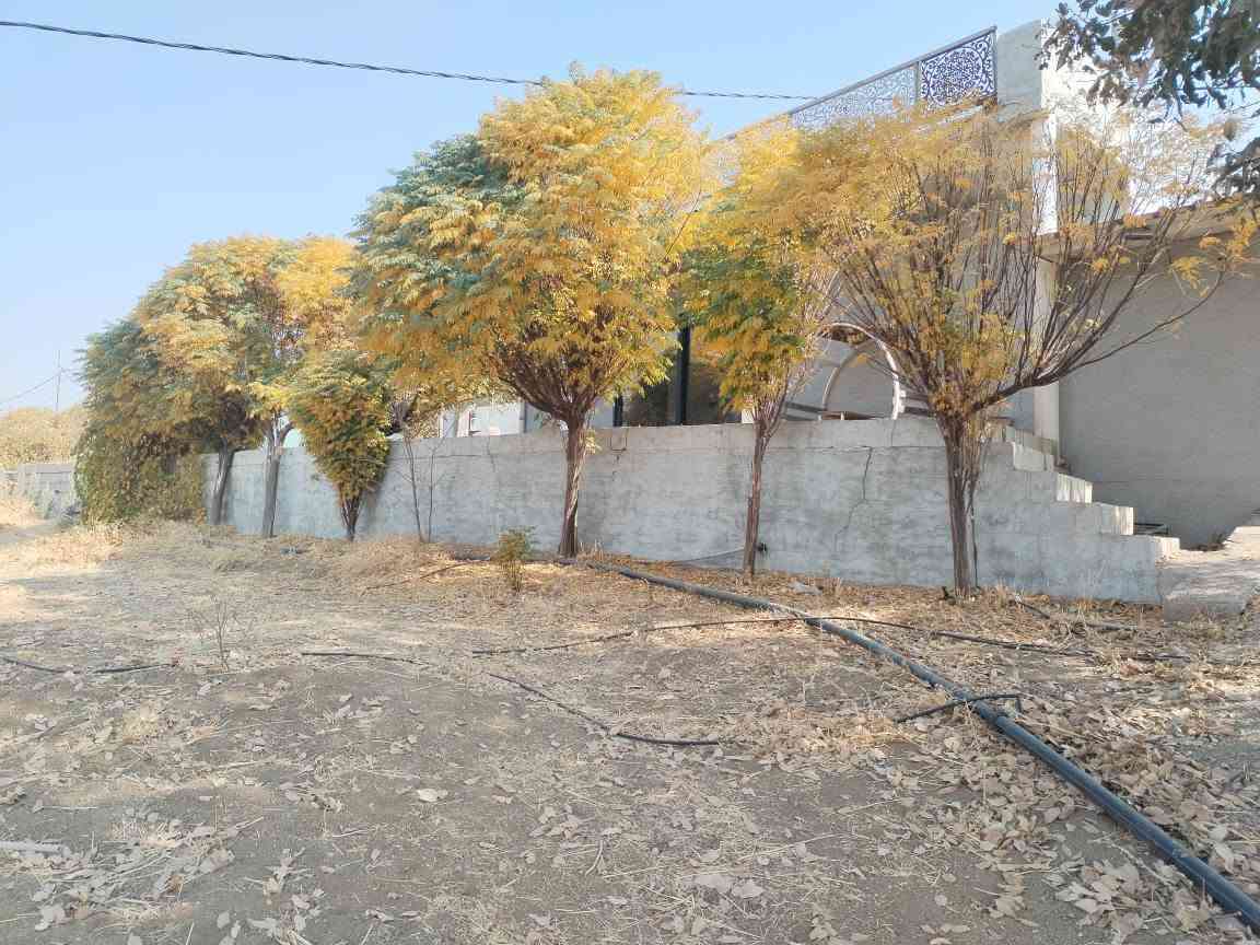 ئەم باخە بۆ فرۆشتن لە سیتەک -کانی وەیسە ڕوبەرەکەی 2700 مەترە واتە دۆنمێک زیاترە و ڕوکنە وە تاپۆیە ئەکرێت بە ناوی کڕیارەوە وە باخەکە کامل سیاج کراوە و خانوەکەی ڕوبەرەکەی 80 مەترە پێک هاتوە لە هۆڵێک و مەتبەخی کراوە و موشتەمەلات باخەکە بیرێکی دەستی تێدایە لەگەڵ کارەبای موشتەرەک  وە داری زینە و داری بەرداریشی تێدایە  وە باخەکە بە ئەساسی ناوماڵەوە دەفرۆشرێت وە  2 خولەک لە جادەی قیر دورە وە تا بەردەم باخەکە چەوڕێژ کراوە  نرخەکەشی 240$ وەرەقە و معامەلە بۆ بینینی باخەکە پەیوەندی بەم ژمارە  مۆبایلەوە بکەن *********** شربازهير, السليمانية
