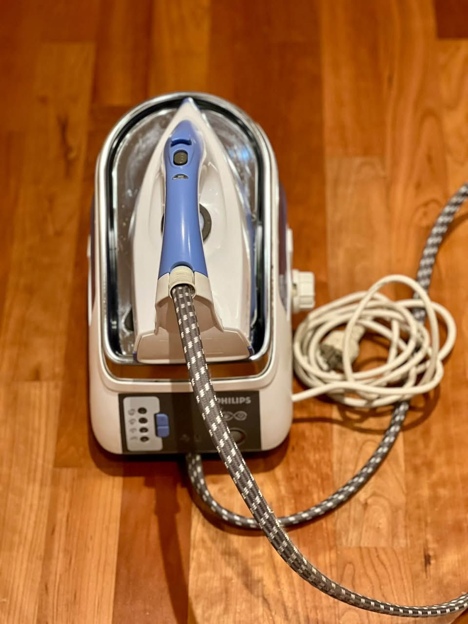 مكوى بخار فيليبس Philips احترافي للبيع
السلام عليكم 
للي يدور على مكوى بخار قوية واحترافية وتوفر عليه الوقت والجهد!

✨ المواصفات والمميزات:

الماركة: Philips
ضغط البخار: قوي جداً ويوصل إلى 4.5 بار، يساعد على إزالة حتى أصعب الكسرات بسرعة.
بخار مستمر: من 0 إلى 110 غرام بالدقيقة، وياها دفعة بخار قوية للكسرات الصعبة.
خزان ماي كبير: يكفي لكوي كمية كبيرة من الملابس بدون الحاجة للتعبئة كل شوية.
كوي عمودي: تكدر تستخدمها للستائر، البدلات، الفساتين والملابس وهي معلّقة.
مناسبة للاستخدام المنزلي والتجاري 

الحالة: نظيفة جداً، شغالة وتقريبا مثل الجديدة.

السعر: 70 ألف دينار 
اكو توصيل ب 5 الف دينار 

مكاني بغداد الرصافة 

للاستفسار ***********
