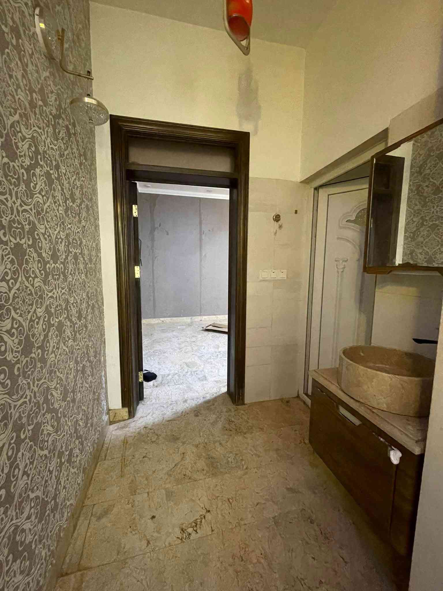 🏠 للبيع مشتمل سكني في حي السكك – قرب تربية سامراء
📐 المساحة: 108 م²
📏 الواجهة: 6 م × النزال: 18 م
📍 الموقع: حي السكك، قرب تربية سامراء
🛣️ شارع: 10 م – مُبلّط

🛏️ عدد الغرف: 3 غرف
✨ غرفتان سويت مع صحيات

🔑 المشتمل فارغ وجاهز للسكن فوراً

📞 للاستفسار عن السعر وباقي التفاصيل:
عبد القادر الورد: ‭***********‬
خالد السامرائي: ***********
