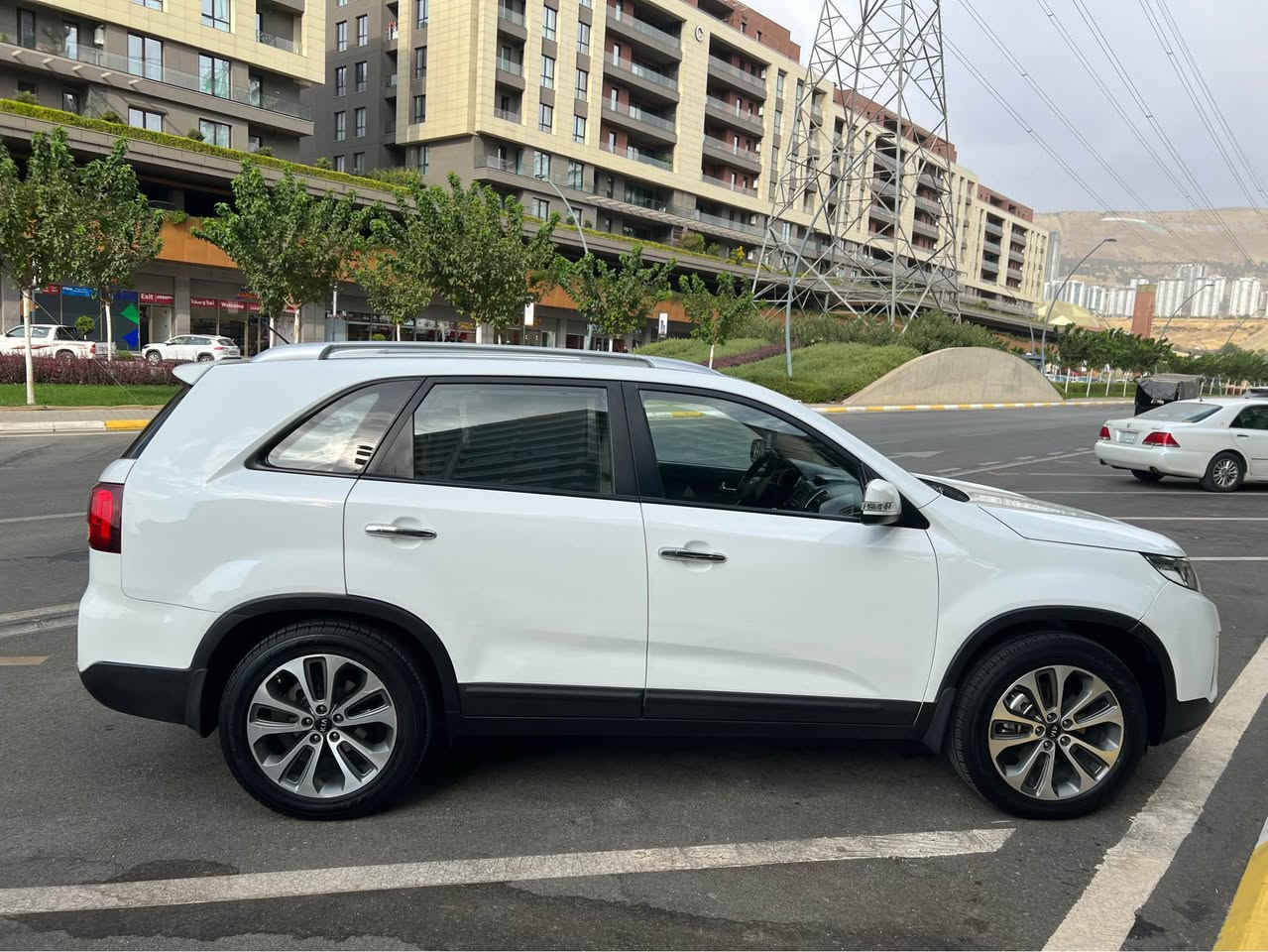 ‎Kia sorento
موديل:2014
موارد: خليجي
عداد مسافة:128,000km
محرك: ٤ سلندر 2.5L 
***********‎ السليمانية, العراق
