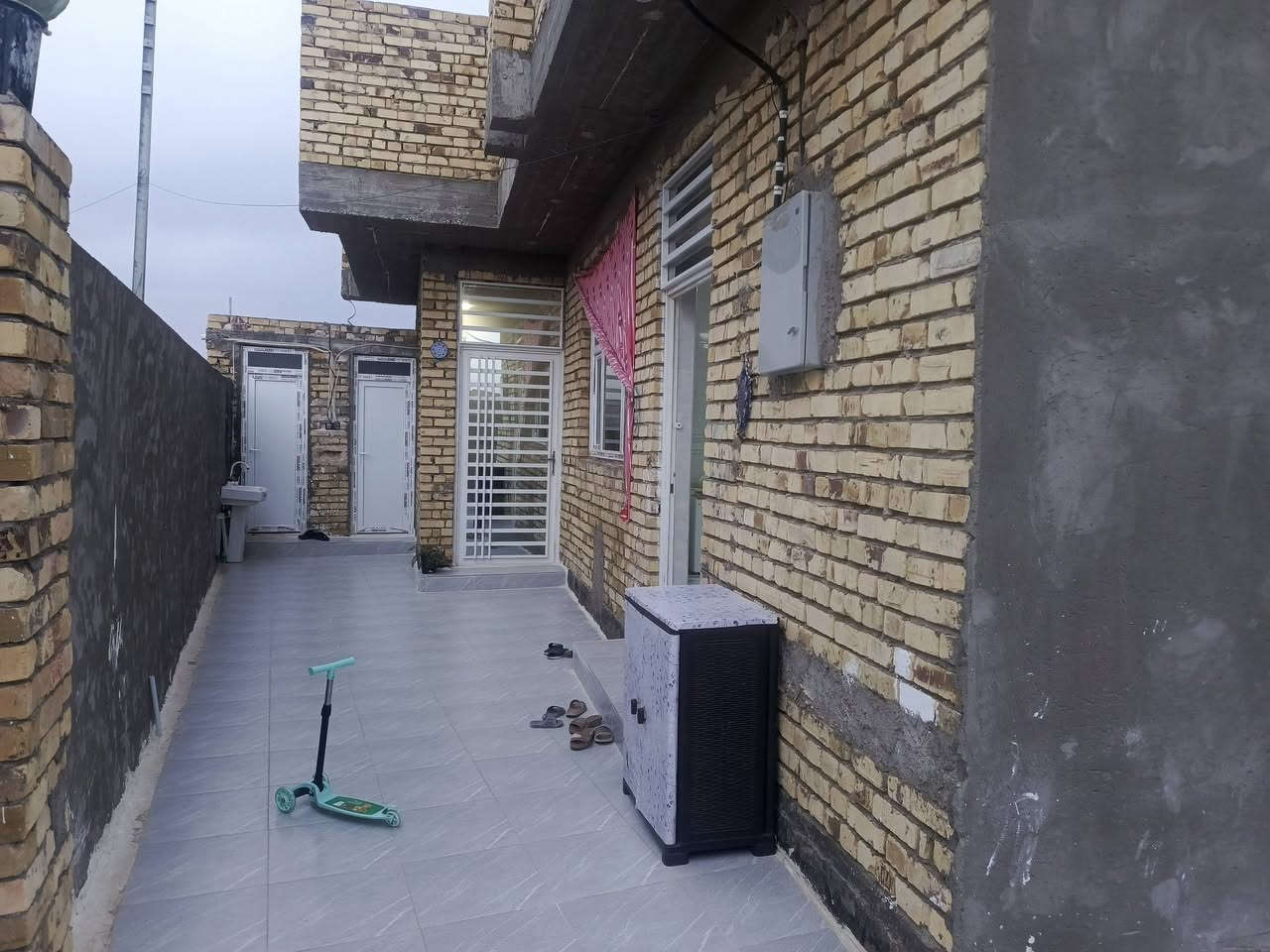 بيت للبيع مساحة 300م غرفتين نوم وصاله ومطبخ حار وبارد واستقبال ومجمع داخلي وخارجي وحديقة كبيرة الشهداء الثانيه الديله قرب المدرسة الصينيه الجديده ***********
