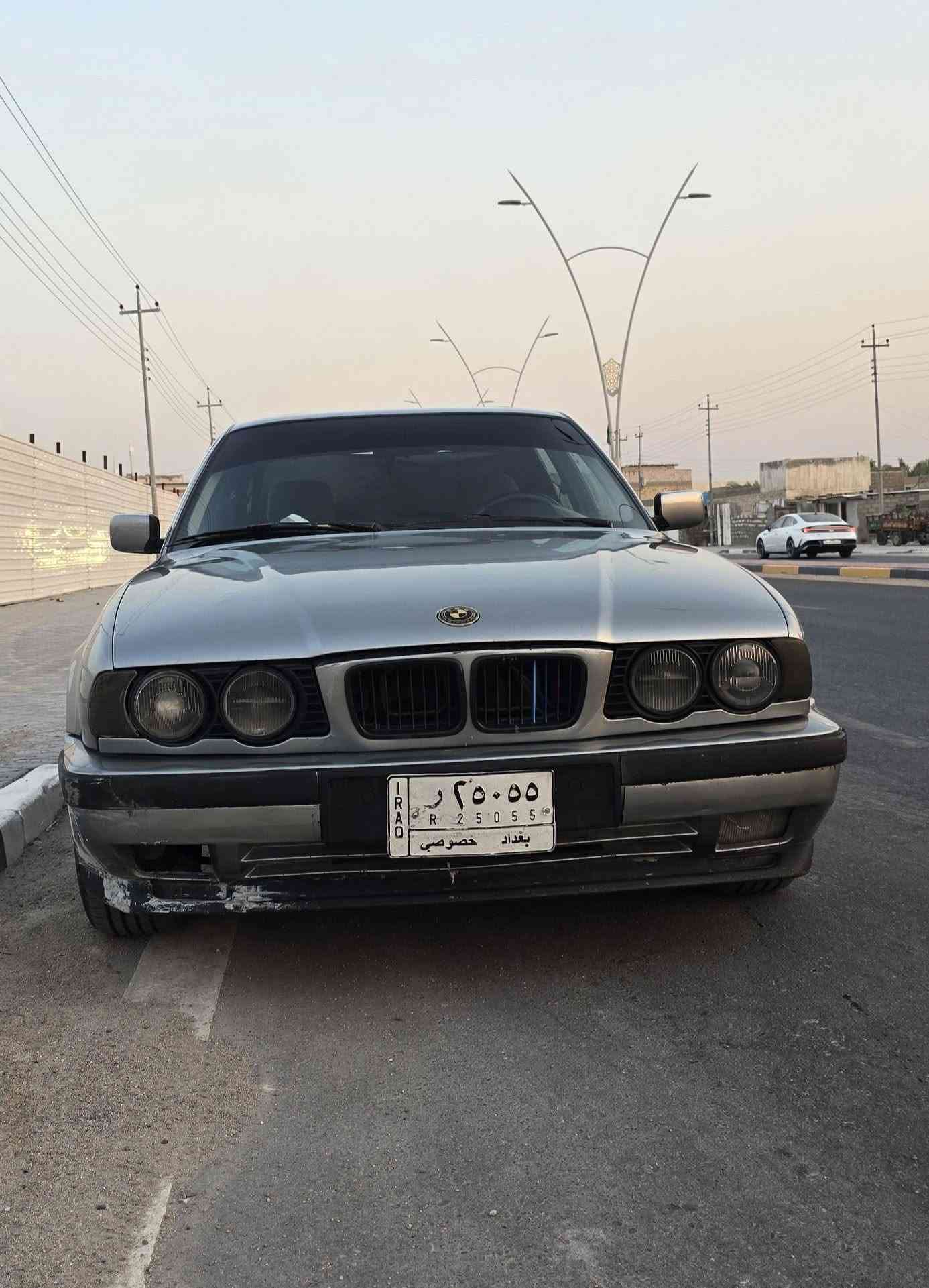 525 محرك 6 سلندر خطي مسكر عدل بحالة ممتازة كير عادي يعني انسى العطل، حدادية امامية خلفية جديدة تبريد فول، كزوز رياضي السيارة كلش نظيفه وجاهزة نقصها فقط شوي ترتيبات بالغرفة غرفتها 65% رقم بغداد مشروع وطني مكانها بصرة وراعيها بالبصرة مطلوب بيها 46 وبيها مجال ، والشراي يشلع عيوني  موجودة بشط العرب الجزيرة باب الهوى 
          ***********      .      ٧٧٤٥١٧١١٠٤. البصرة, العراق
