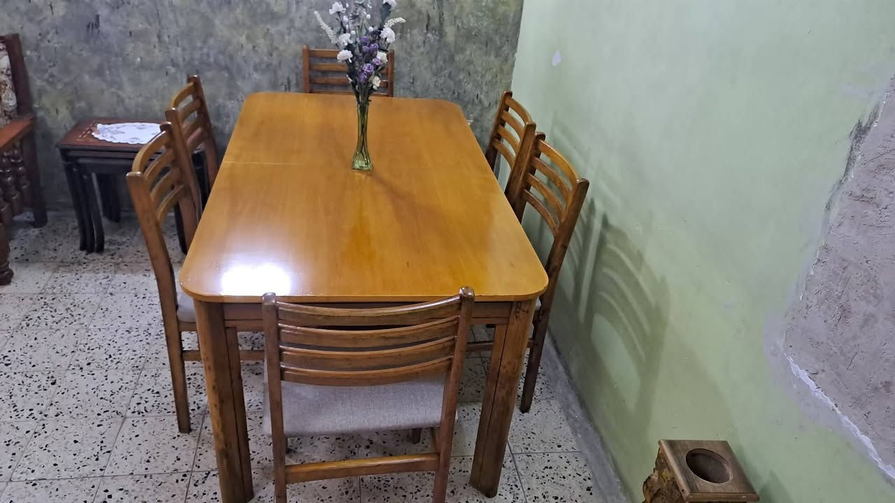 ميز طعام ٦ كراسي خشب زان الاصلي يتكبر ويصغر نظيف جدا جدا استخدام قليل الاتصال *********** توجد خدمة توصيل
