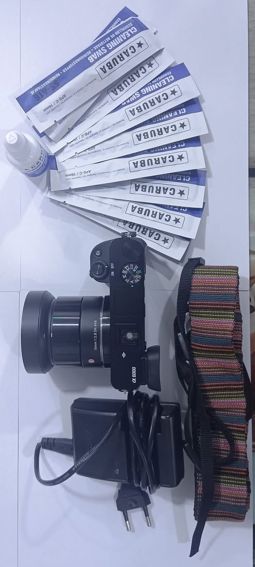 بكج Sony a6000 شبه جديد (شتر 3450) + عدستين Sigma وملحقات
كاميرا وعدسات بحالة الوكالة (نظافة 100%)، استخدام خفيف جداً وجاهزة للتصوير الفوري.
المحتويات:
بودي Sony a6000 (عداد الشتر 3450 صورة فقط - مرفق الفحص).
عدسة البورتريه Sigma 30mm f/1.4 (مع الكارتون الأصلي، الهود، والأغطية).
عدسة الوايد أنجل Sigma 19mm f/2.8.
ملحقات كاملة: جنطة، بطارية، شاحن، 16 GB رام SD، حزام، و9 مسحات تنظيف سنسر.
أسعار البيع (نقداً فقط - بدون مراوس):
البكج كامل (الكاميرا + العدستين + الملحقات): 1,000,000 دينار.
الكيت الأساسي (الكاميرا + عدسة 19mm + الملحقات): 590,000 دينار.
عدسة Sigma 30mm f/1.4 فقط: 420,000 دينار.
الاستلام والتوصيل: فقط داخل بغداد فحص واستلام باليد، أو توصيل عبر تطبيق (بلي) بعد تحويل المبلغ Qi card.
سبب البيع: لعدم التفرغ.
للتواصل: (رسائل أو واتساب *********** ).
