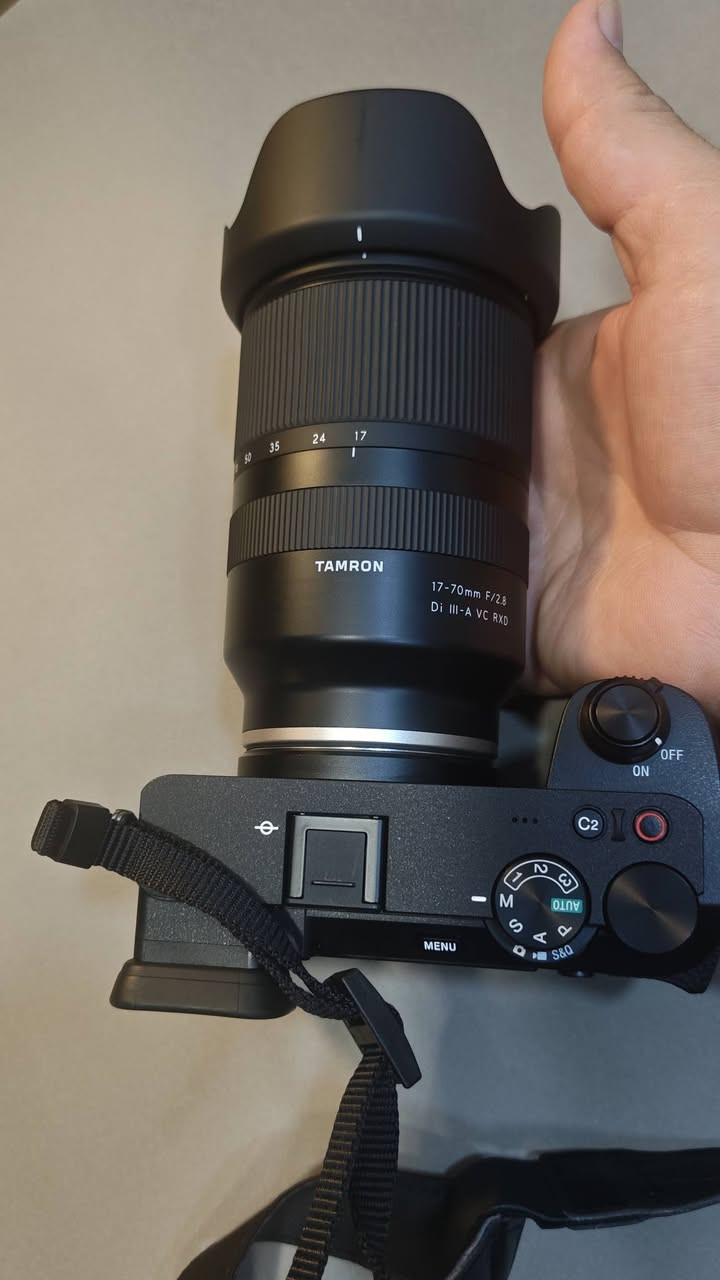 كامرا سوني للبيع عدد الشتر مالها ٩٤٠  صورة فقط بعدهة جديدة جدا بحالة لوكالة مع عدسة tamron 17-70mm F2.8  العدسة جديدة كذالك اخذتهة وية الكامرا واكيد العدسة ولكامرا غنيات عن التعريف .... 
سعر الكامرا مع العدسة مليونين و٥٠٠ الف ....سبب البيع عندي وضع صحي خاص لذالك اني ماصار من اشتريتهن شهر فقط والاسعار مالتهن تكدر تشوفهن بيش .....للتواصل خاص او على لواتساب 
*********** ..
