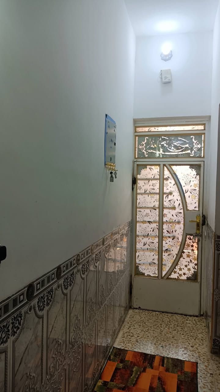 السلام عليكم
بيت 100مترطولني 5×20 طابو صرف  سيد جميل بالمثلث قرب المولده الي بالساحه 
رقم الهاتف ***********
