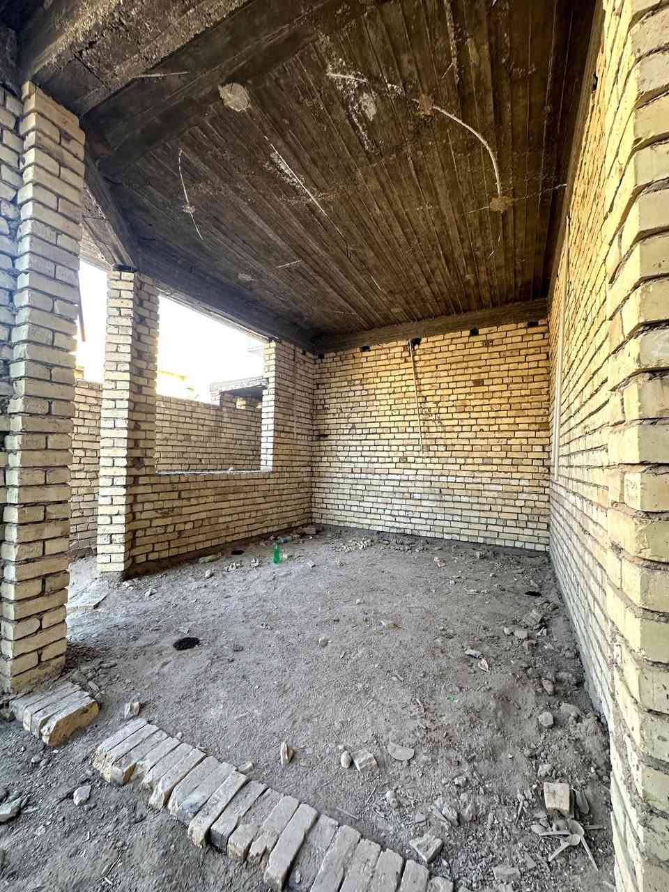 السلام عليكم حبايب هيكل للبيع بزوير المساحه ١٠٠م مربع ١٠x١٠ بناء درجه اولى صب كونكريت مسلح اساس وسقف طابوك جمهوري على الشارع الرئيسي مال الغسل وخارطه كلش مرتبه يحتوي على استقبال وصاله ومطبخ وغرفه  وصحيات ٢التواصل والاستفسار الرقم ***********
