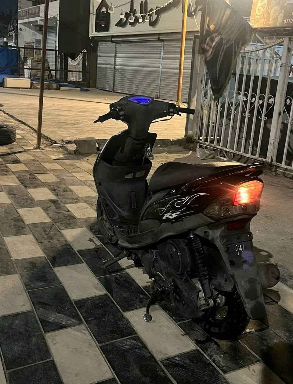 سلام عليكم دراجه ماكس عدلة شباب دراجة نضيفة مكينتها تخبل بيها زنون دراجة بلادية من طول لطول سعرها 900 وبيها مجال مكاني بغداد البلديات رقم ***********
