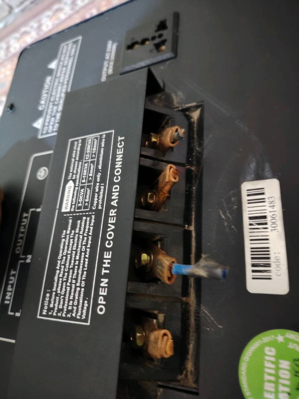 ياالله​ للبيع⚡ منظم فولتية تلقائي (Pitbull) قدرة 20kVA للبيع ⚡
​للبيع منظم كهرباء بحالة ممتازة ومواصفات قوية جداً تتحمل أعطال وهبوط الكهرباء:
​الماركة والنوع: Pitbull - AC Automatic Voltage Regulator (TMB95-20kVA).
​نطاق دخول الكهرباء: واسع جداً يبدأ من 95V إلى 280V (يعني يرفع الكهرباء حتى لو كانت ضعيفة جداً).
​إخراج الكهرباء: مستقر ومضبوط على 220V (±10%).
​المميزات:
​مروحة تبريد أوتوماتيكية مدمجة للحماية من السخونة.
​شاشة رقمية LED لتوضيح الفولتية الداخلة والخارجة ونسبة الحمل.
​نظام حماية كامل ضد: الفولتية العالية، الفولتية الواطئة، التحميل الزائد (Overload)، والارتفاع الشديد بالحرارة.
​زر تحكم بالتأخير (Delay / Undelay) لحماية الأجهزة عند رجوع الكهرباء.
​مناسب جداً وتشغيل ممتاز للسبالت والأجهزة المنزلية والمكتبية.
​قاطع دورة أوتوماتيكي (Breaker) مدمج للحماية من الشورت.
​يأتي مع الصندوق الخشبي الأصلي للحفظ والنقل.
​
📞 للتواصل: [*********** أو المراسلة على الخاص]