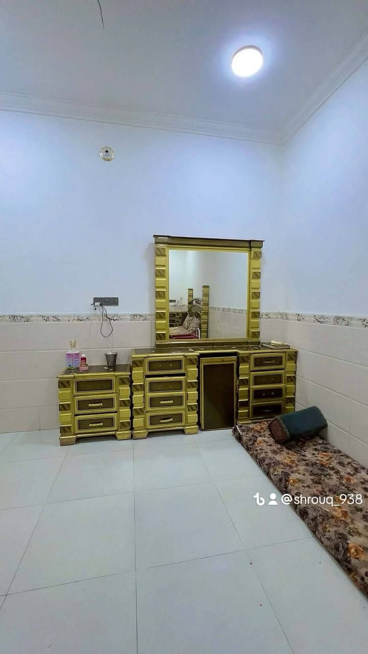 غرف بيع مستعجل
سعر الوحده 350. بيها مجال عنوان شارع 60

نص مكتوب في الصور:
- @shrouq_938