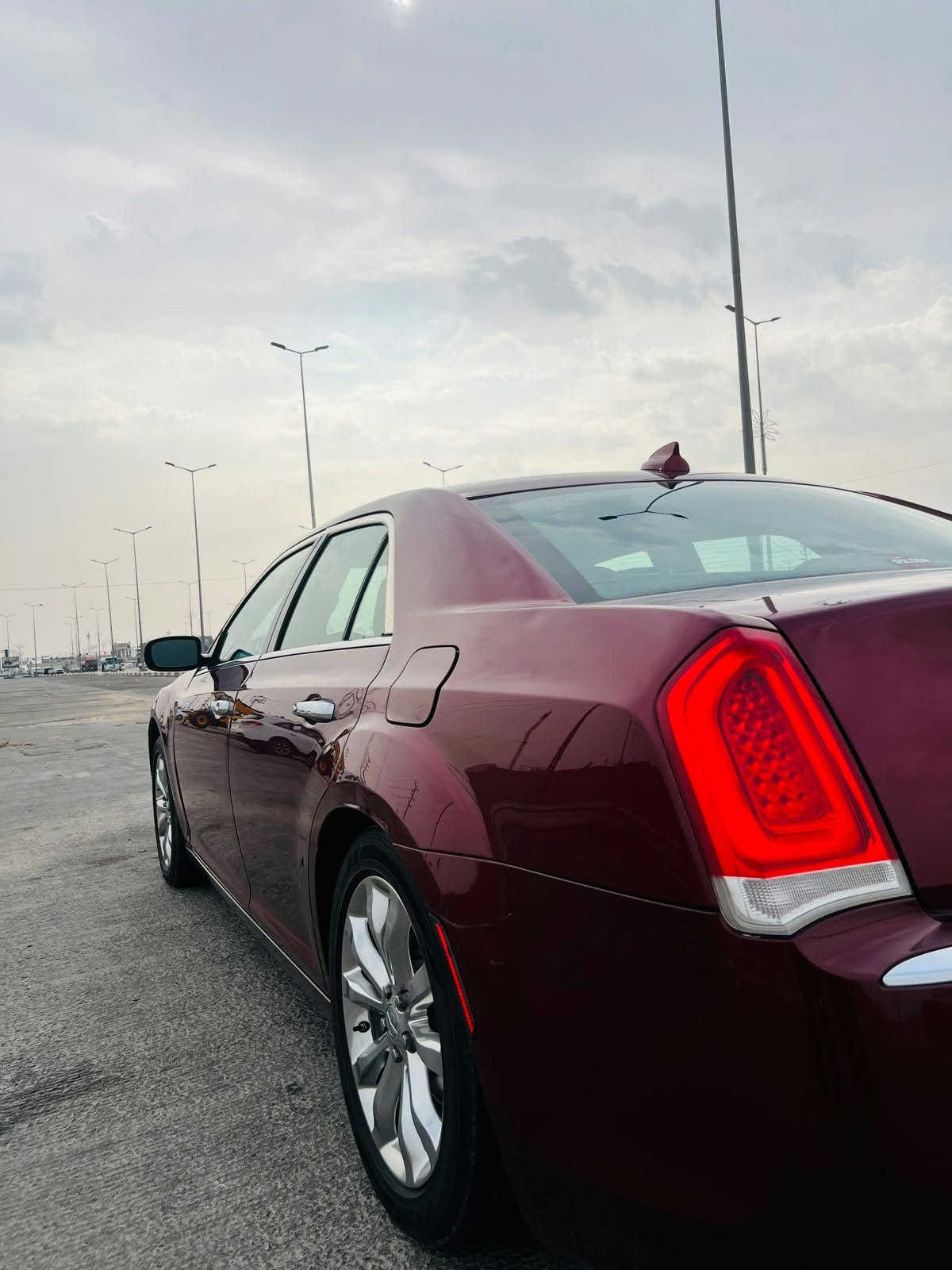 السلام عليكم ***********
اوباما كرزي c300 فول موصفات 

مديل 2016 اصل 
مواصفات كشنات تدفئه تبريد 
مري قلاب شاشه جبيره 
خزن مومري 
برده خلفيه

حادثهة جاملغ وبنيد امبدل من امريكا 
والباقي مكفول 

مكينه وكير مكفوله وحداديه جديده 

تبريد ونضمه السياره كلهة شغال 

رقم السيارة بغداد

مكان السياره كربلاء 

***********
