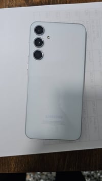 للبيع : Samsung Galaxy A55 5G النسخة العالمية - لون [الأبيض الثلجي] بح...