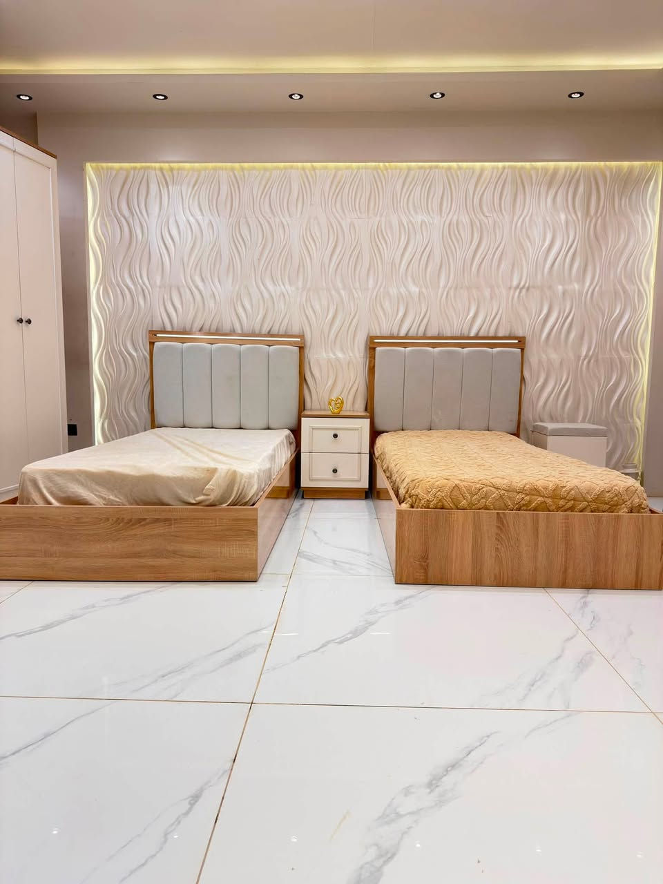 موديل همسة الجديد شبابي 

🛏 7 قطع كاملة
✅ قياس الكنتور 240سم
✅ ارتفاع 210 
✅ ابواب هايدروليك 
✅أناره بل سرير  
✅إناره بل ميز تواليت 

💸💸السعر 930 الف
النقل والتركيب مجاني 🚛🚛
للحجز والاستفسار : ***********
