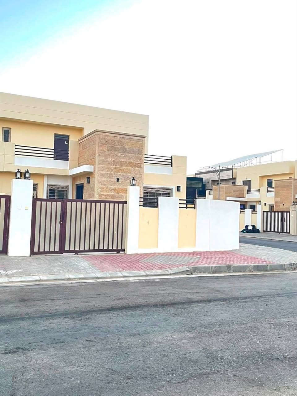 بيت للايجار في مجمع بيتي  مساحه 220 متر الزون الثالث 
بيت صفر زيرو وركن  كاونترات جديده وسبالت 
للاستفسار الاتصال بالرقم ***********
