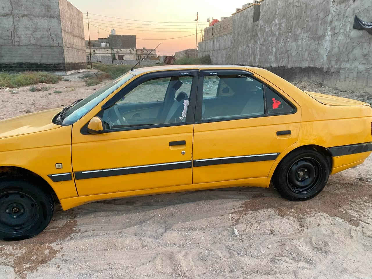 بيجو 405 موديل 16 السياره جاهزه من كلشي كير محرك كهربائيات وحداده وتبريد وبطاين اماميه وعبوه ودينمو وباور كلهن مبدلهن مصفره هيئه وغرامات والسياره باسمي السعر 32 للاتصال ***********
