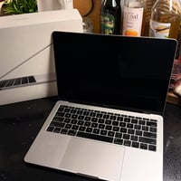 ماك بوك برو • ١٣ إنش • رام ٨ SSD ٢٥٦