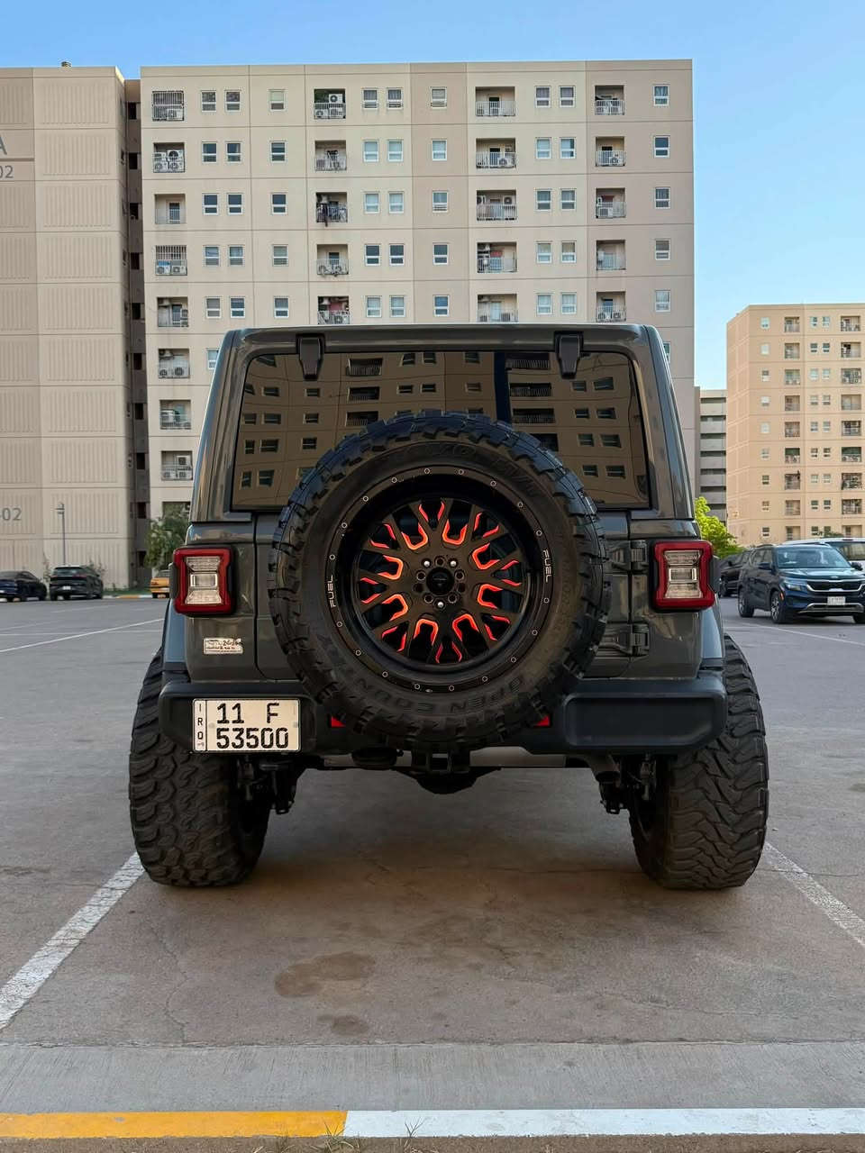 يا الله
للبيع: جيب رانجلر صحارى 2023 (Jeep Wrangler Sahara)
لون إسمنتي مميز ورقم سيارة مميز. مصروف عليها تصليح توب  ومعدلة.
 المحرك: 6 سلندر (V6)
 الممشى: 4 آلاف كم فقط (شبه زيرو)
 السيرفس: جاهزة من كلشي، دهن وفلاتر جديد قبل يومين ومبدل أصلي وما تحتاج أي مصاريف.
المواصفات والتعديلات:
 لون إسمنتي مميز
 لايتات LED عدسة أصلية مع حلقة DRL
 رقم السيارة مميز
 ترفيعة أصلية 2.5 إنش مع دبلات كاملة
 ويلّات ماركة فيول (Fuel) أصلية
 تايرات تويو (Toyo) خشنة أوف رود
 ستيرن تدفئة
 كشنات تدفئة
 شاشة كبيرة، كاميرا، بصمة، تشغيل عن بعد، وباقي مواصفات الصحارى كاملة
 مصبوغة عام نفس اللون للجمالية
 داخلة هزة، السيارة باسمي والتحويل ثاني يوم
 مكان السيارة: بغداد - بسماية
 السعر: 250 ورقة (25,000$) وبيه مجال بسيط للشراي 
***********
