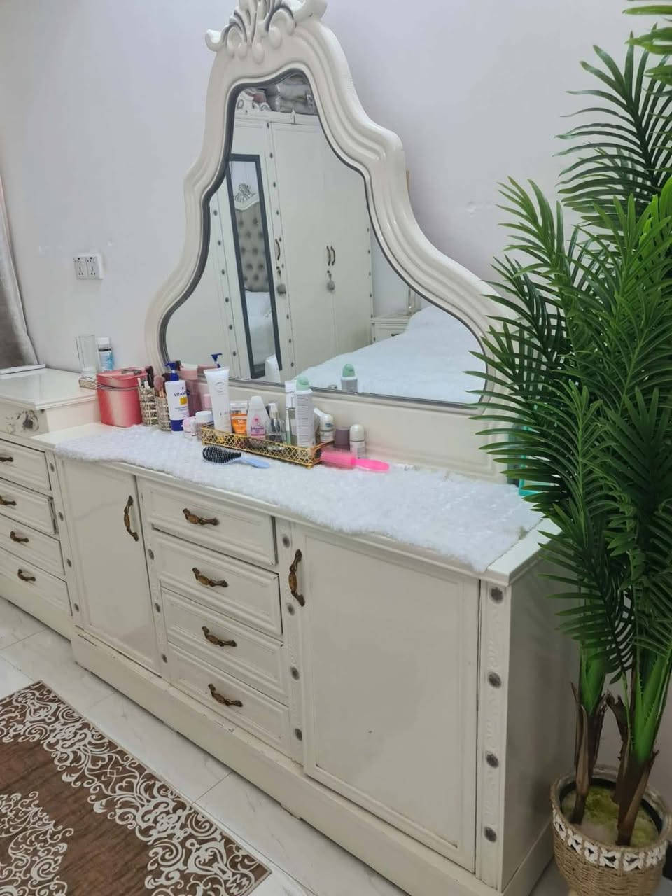 السلام عليكم غرفه خمسه ابواب نجاره عراقيه 
مسخدمه شي قليل 
الغرفه كولش نضيفه خشب صاج والصبغ حراري مال سيارات 
واتساب ***********
