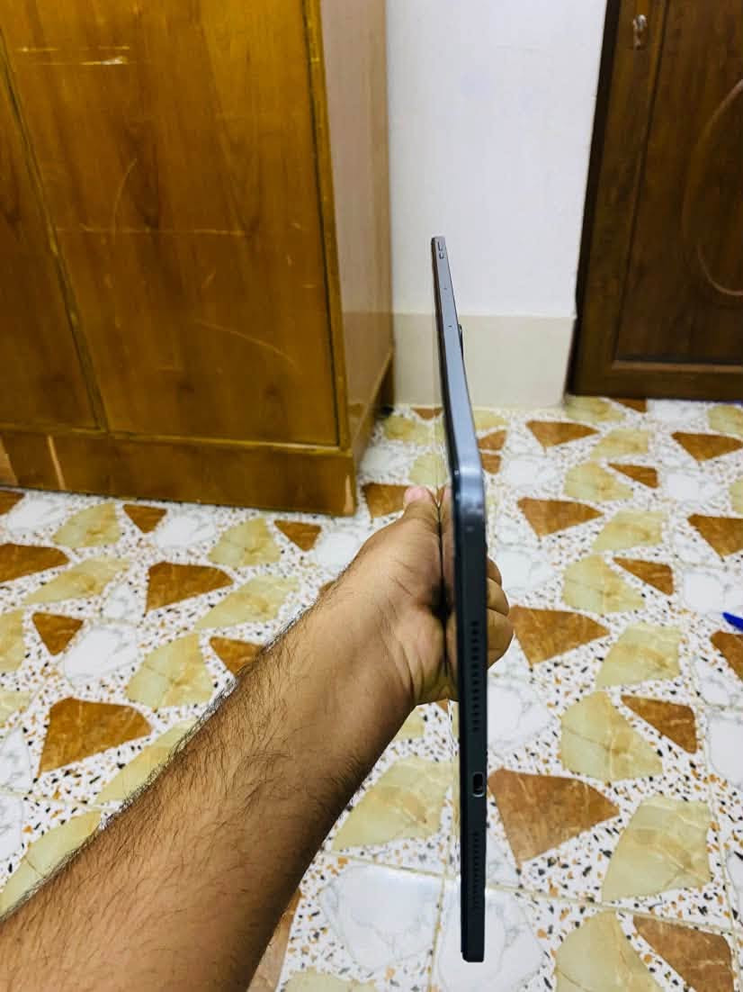 هونر باد 9
المواصفات موجوده بالصور
بي ضربه صغيره بالحافه الشاشه ما بيه شي
الغراض مالته كله موجوده هوه والكارتونه
السعر  الف300
للتواصل واتساب ***********

نص مكتوب في الصور:
- حول الجهاز اللوحي
- إصدار MagicOS
- 8.0
- إصدار الأندرويد
- 14
- المعالج المركزي
- Snapdragon 6 Gen 1 Mobile Platform
- ذاكرة الوصول العشوائي
- ذاكرة الوصول العشوائي (RAM Turbo) 8 غ.ب + 8 غ.ب، 184 غ.ب
- السعة التخزينية للجهاز
- الإجمالي 256 غ.ب
- المساحة الفارغة 184 غ.ب
- دقة الشاشة
- 1200 x 2000
- تحديث نظام متجر Play
- 1 تموز 2024
- تحديث الأندرويد الأمني
- 1 آب 2024
- إصدار النواة
- 5.10.236-android12-9-00006-g71f3aedc8b92-ab14427738
- build-user@build-host #1
- Wed Nov 12 20:20:48 UTC 2025
- الحالة
- المعلومات القانونية
- معلومات المصادقة
- اسم الجهاز
- حمد>
- الموديل
- HEY2-W09
- رقم الإصدار
- 8.0.0.255(C185E152R2P1)
- GPU Turbo
- (HONOR RAM Turbo) 8 غ.ب + 8 غ.ب، 44.4 غ.ب المساحة الفارغة
- إجمالي 256 غ.ب
- 1 تموز، 2023