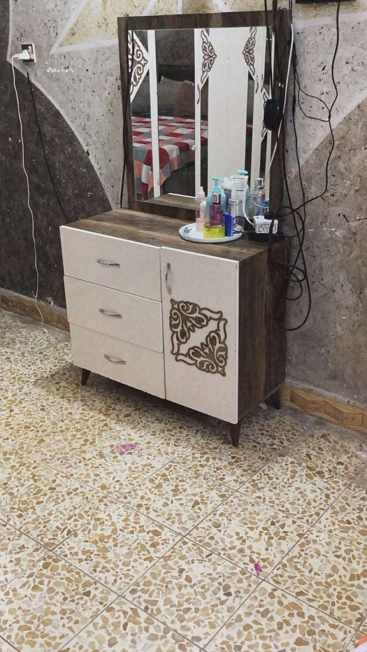 السلام عليكم غراض مال بيت كامل لللبيع 
مستخدمات فقط 5اشهر  

غرفه نوم تركي 5قطع كنتور 6بوب جربايه ميز مرايه ومجرات عدد 2
سعر الغرفه ويا دوشك 525

ثلاجه سعرها ٢٠٠كلشي مابيها وتشتغل 

كاونتر 3قطع سعره 240 السنك مرمر 

مبرده تشتغل جديده سعرها ١٠٠الف 

طباخ يشتغل فرن والعيون كامله سعره ٥٠الف 

عنواني زعفرانيه اربع شوارع شارع جواهري 

رقم ***********
