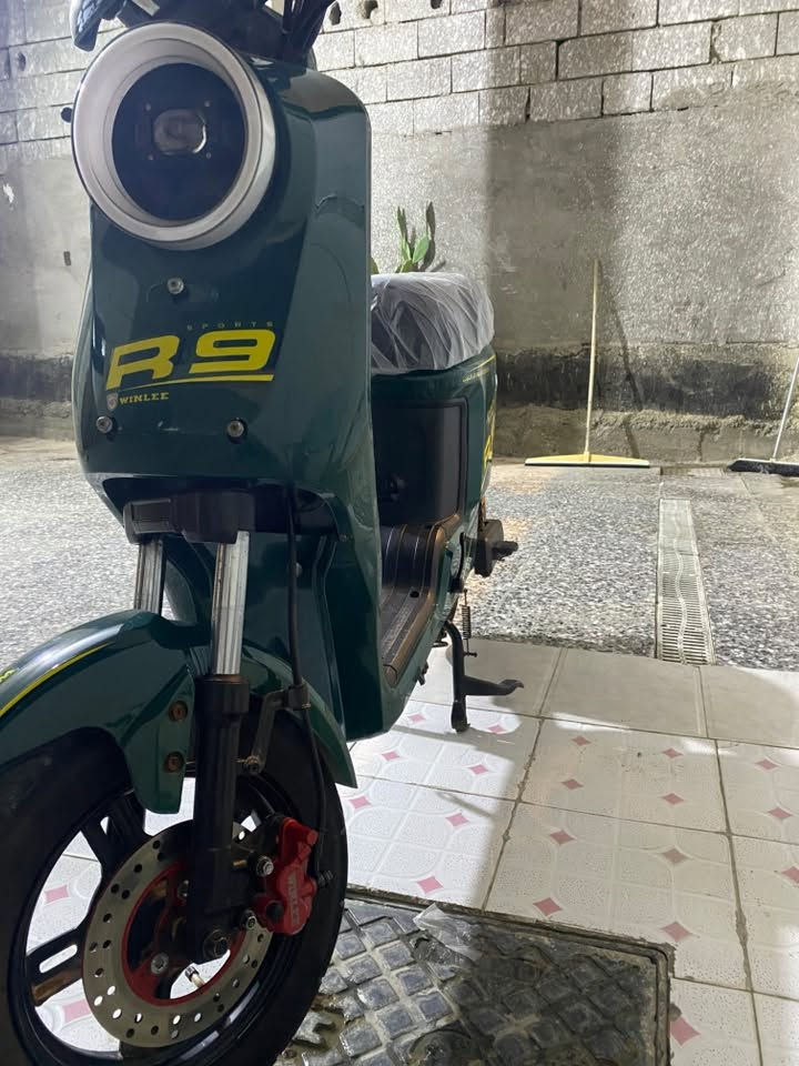 سلام عليكم دراجه R9 للبيع  طالعه من الوكيل صارلها شهرين بطاريات 32 بسعر 475 مكاني البصره الحيانيه للتواصل ***********
