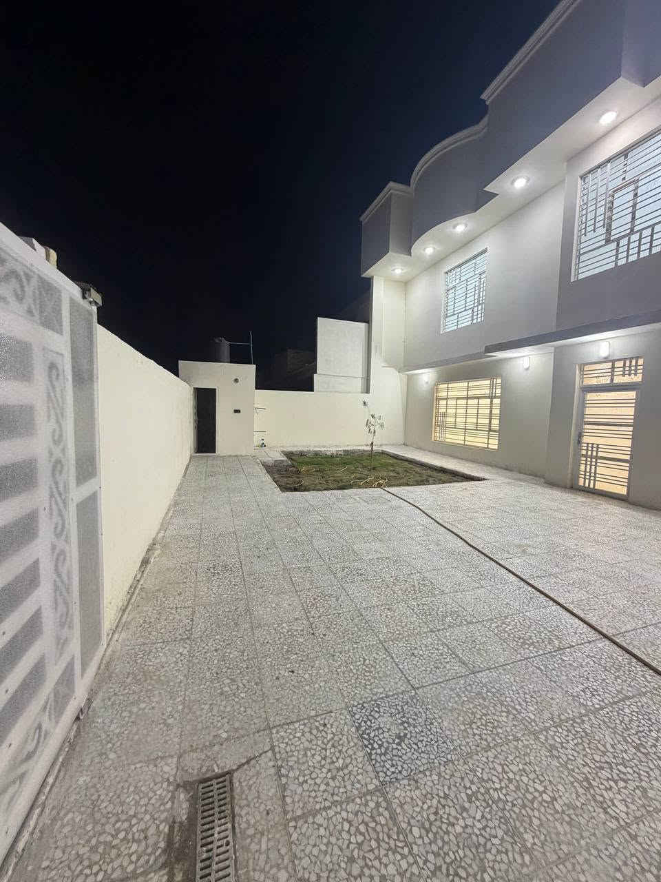 ياالله
بيت للبيع مساحته 280 ركن شارع ١٥ متر
البيت قريب جدا لشارع المجمعات 
يحتوي عل 4غرف نوم 
موقع البيت مجمع بيتي 2
لاستفسار وتساب وتصل 
***********
