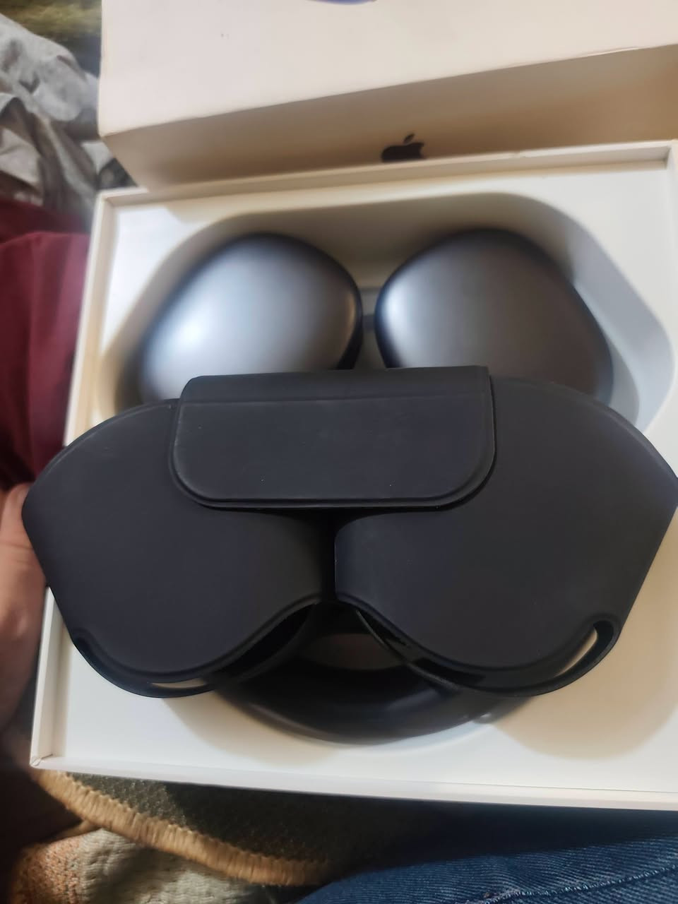 سماعه Air bods max اصلي كامل ماحقات تشتغل تك سماعه فقط نهاياته ١٥٠ قفل مكاني بغداد شارع النضال ***********
