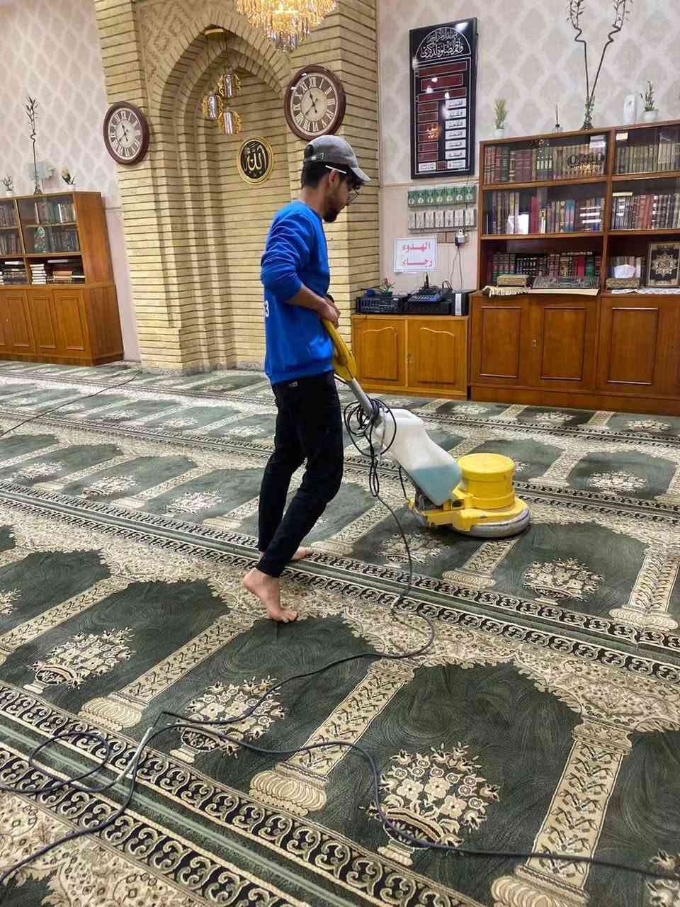 تعلن شركة الانيق عن تنظيف وترتيب مكاتب مدراء الدوائر با اسعار مناسبة للحجز ۷۷۱۲٣٥٣٢٥٣ ابو احمد شركة الانيق للتنظيف والغسيل الموقعى..... عندك بيت جديد ومحتار من ينظفة الك عدنا كادر متخصص بالتنظيف والتلميع يعجب ويوكع على الجرح ......

عندك تحويلة لبيت جديد ومتردد لان ما منظف.. تطلع الشركة تنظفة الك وتدلل

للحجز والاستفسار اتصل ۰۷۷۱۲۳۰٣٢٥٣ ابواحمد.

شعارنا (وين ماتكون نجيك)

نص مكتوب في الصور:
- الانيق شركة الانيق للتنظيف الموقعى *********** ***********