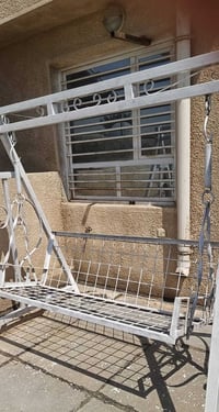 مرجوحة للبيع حديد ثقيل  مستخدمة نظيفة مع دوشك مالتها . تتسع 3 اشخاص   ...