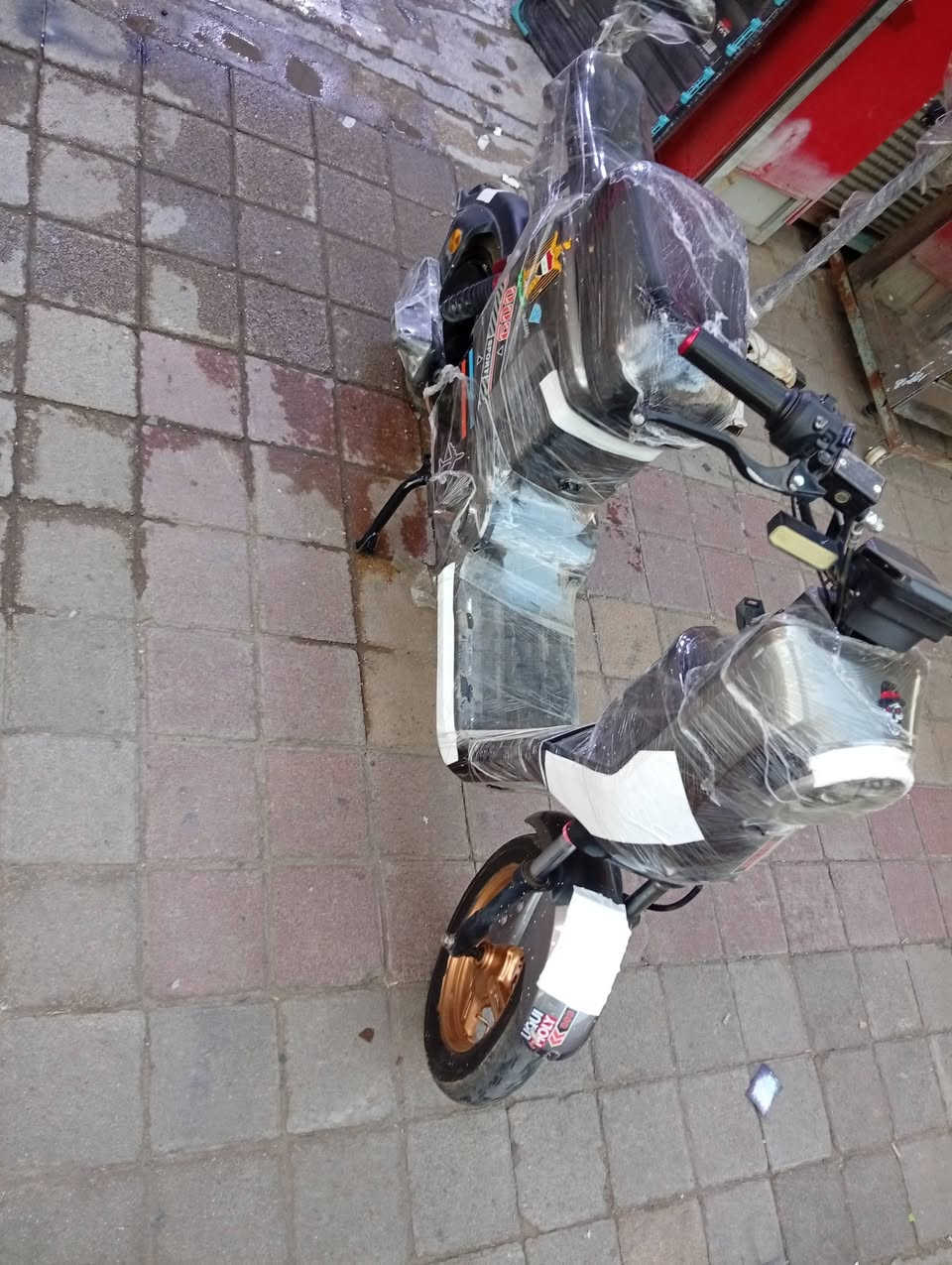 سلام عليكم ورحمة الله وبركاتة ❤ 
باسكل شحن شركه الماسه  💎  نوعيه R900 نضافه خير من الله كدامكم موضح بل صوره بطاريات عدد 5 بيهن ضعضعه خفيفه بس يقرن 10وفوك  سعر 300 وبي مجال حك الجيه 
العنوان /الرمادي الجمعيه 
لاستفسار /***********
