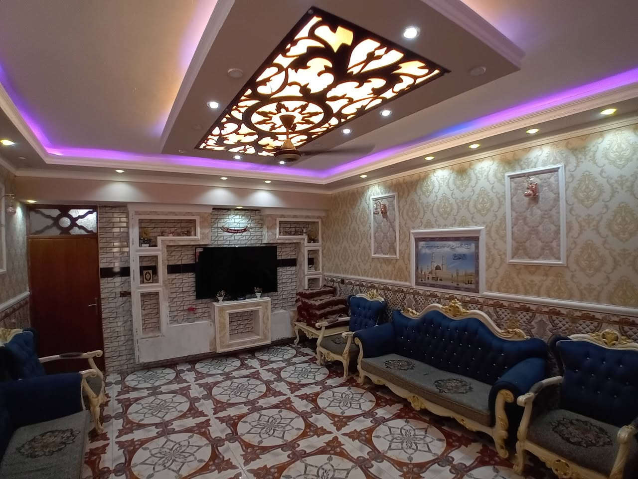 سلام عليكم بيت البيع او امراوس حسب القناعه
موقع البيت حواس نزلت معمل الثلج السليل او نزلت الجشعم 
مساحت البيت 400 بناء 200 وحديقه 200 البيت بناء حديث 
الاستفسار والسعر 
 ***********
***********
