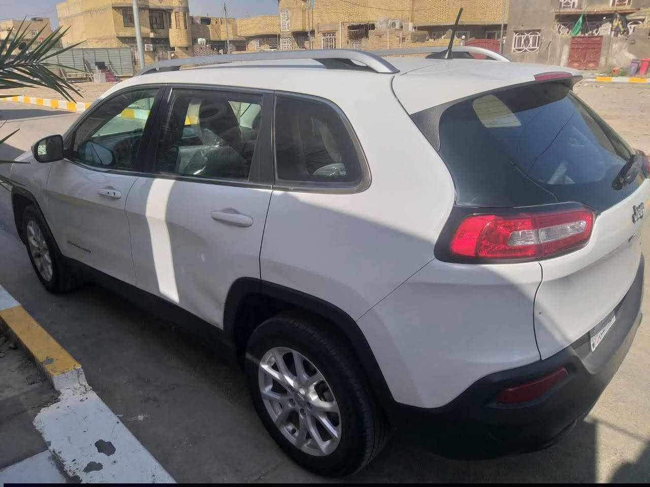 جيب شيروكي ١٦  بغداد باسمي لغايه ٢٩   السياره جاهره ونظيفه مكينه وكير شطر الفحص حداديه جديده المكان ناصريه مركز *********** السعر ٩٥وبيه مجال
