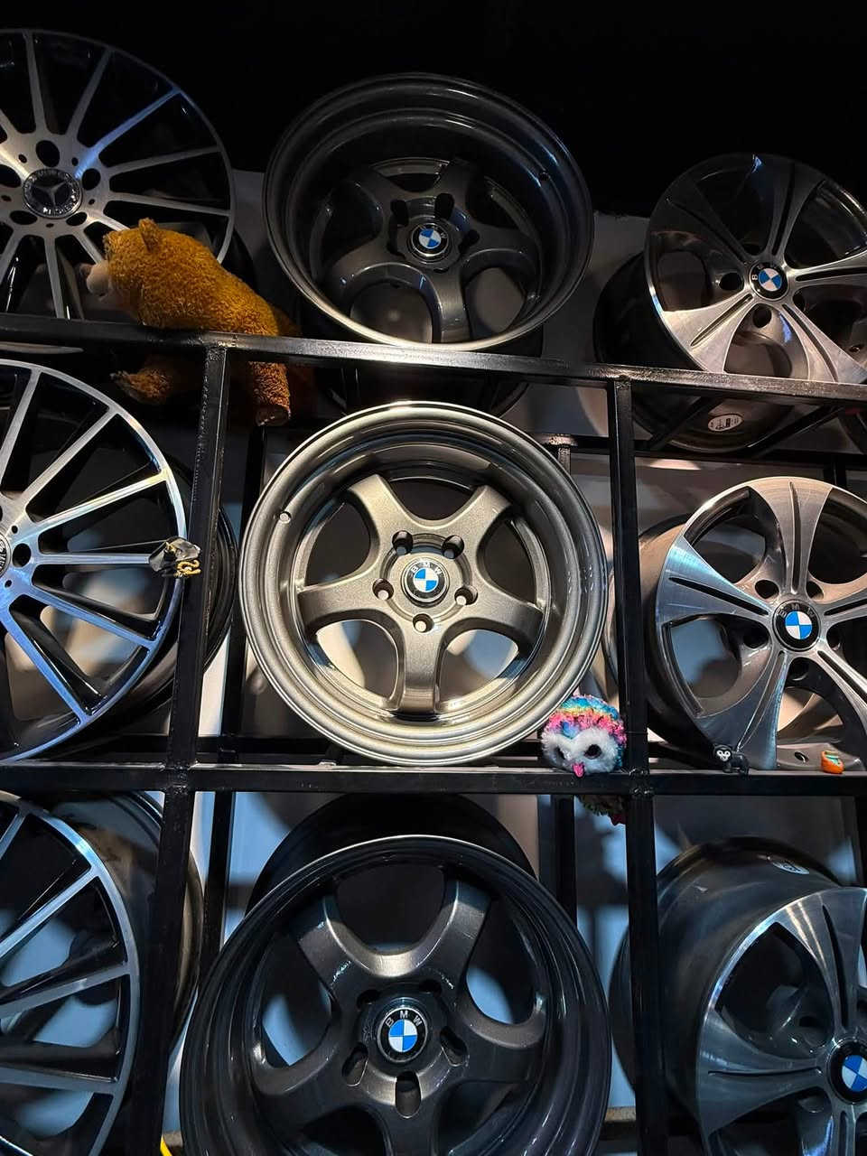 ويل كب بي ام (BMW) تو سايز - حجم 17 💥
المواصفات: دبل شفة، نظيف جداً ومكفول من العواج.
 الملاحظات: مصلح خلفي فقط وشغله مكفول ومضبوط 100%.
 البيع: بيع أو مراوس حسب الطلب.
 التوصيل: متوفر لكافة محافظات العراق 🇮🇶.
💰 السعر: 400 ألف
📞 للتواصل والواتساب: ***********
📍 العنوان: بغداد - حي العامل - شارع 7 نيسان
