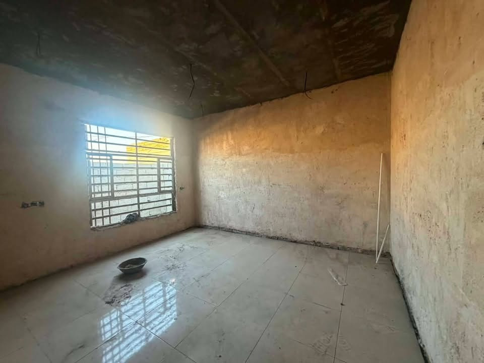 سلام عليكم  بيت للبيع  125متر يتكون البيت من غرفة نوم وصاله   ومطبخ   البيت كامل الماي والكهرباء كامل بي نقص بس  وبورك  سند25  مداور بأسم المشتري مشمول بالتطويب العنوان الديوانية مقابل حي الحضاره البو جاسم  خلف مديرية المخدرات الجديده 
السعر 20 نقد 
اقصاد 25
***********
