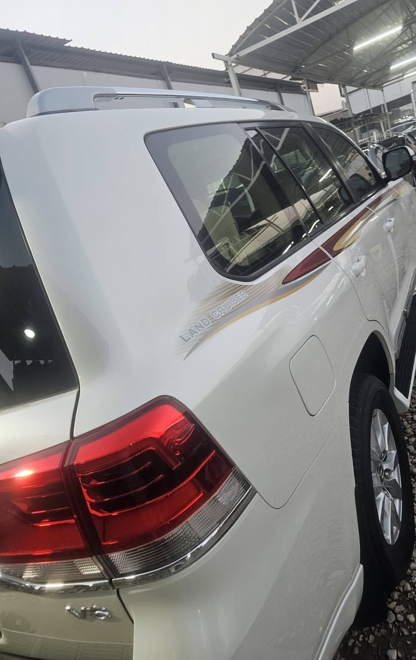 V6 سته سلندر 4000
رقم بغداد تحويل مباشر 
فول مواصفات  فتحه سقف ثلاجه تبريد وسطيه تشغيل عن بعد   LED,امامي نهاري تبريد مركزي ثلاث قطع كت لحيه امامي وخلفي غسيل مصابيح امامي اشاير بلمري جناح خلفي مقاعد جلد بلاد مع تحكم كهربائي للمقاعد الاماميه ويل 18 دفع رباعي حساسات خلفيه +كامره خلفيه شاحن لاسلكي مع شاحن خلفي ١٠٠w شبر صبغ 
مكان السياره حله ***********
السعر 410
