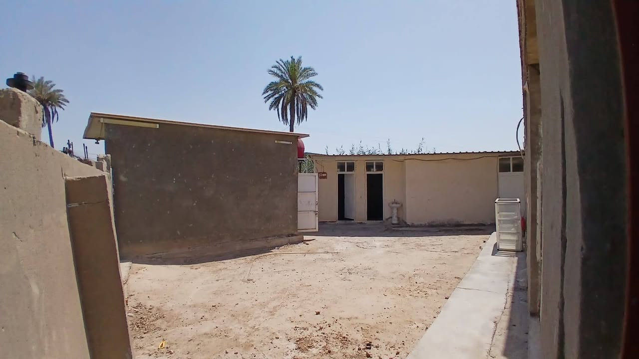 السلام عليكم  بيت للبيع يحتوي عله 4 غرف ومطبخ ومضيف
 كبير ومجمعات صحيات 2 ومحل مطل عله شارع المدرسه في محافظة بابل / بطفيل قرب مدرسه الهجرتين  الي يحب يشتري يتصل عله الرقم ***********
ملاحظه البيت الي يشتري يكدر يسوه بيوت اثنين
