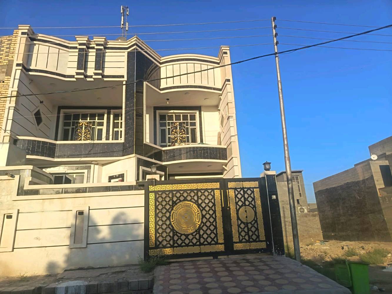 السلام عليكم بيت للبيع  المساحه 175متر وجه ثمانية ونص ونزال عشرين  طابقين ثلاث غرف نوم وصالتين   ومناور عدد اثنين البيت على ساحة   مع حديقة نافذ على شارع الاربعين العنوان الفلوجة حي الشهداء  منطقه ال19  قرب اسواق ابو عبدالله السعر 140مليون للااستفسار اكثر الاتصال على صاحب البيت ***********