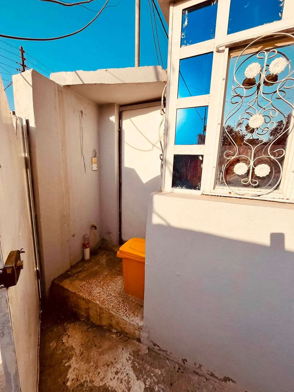 السلام عليكم دار للبيع بسعر مناسب جدااا السعر فقط 42 مليون
المساحه 102 متر باص في حي سومر منطقه 112 قرب بانزيخانه قصر السلطان موقع مرتب 
يتكون الدار من استقبال ومطبخ وصحيات فقط وقابل للترميم وبناء هول وغرفه 
الدار ملك صرف سند طابو الزهور

 للاستفسار او مراجعه مكتب المهند لتجاره العقارات 
عنوان المكتب في حي سومر قرب التقاطع الثاني 
او الاتصال ع الارقام التاليه 
***********مهند 
***********مهند
