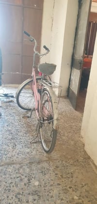 عليكم بايسكل بناتي حجم 26 كلشي بي كامل بس يرادله كشن واير وسيم خلفي وا...