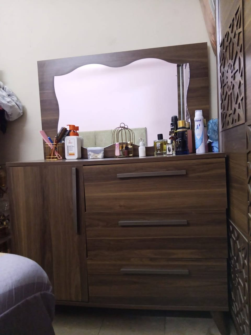 السلام عليكم عندي ميز توليت و عندي ميز تلفزيون وعندي جربايه طفل وعندي عربانة طفل وعندي بورد مال كهرباء ***********
