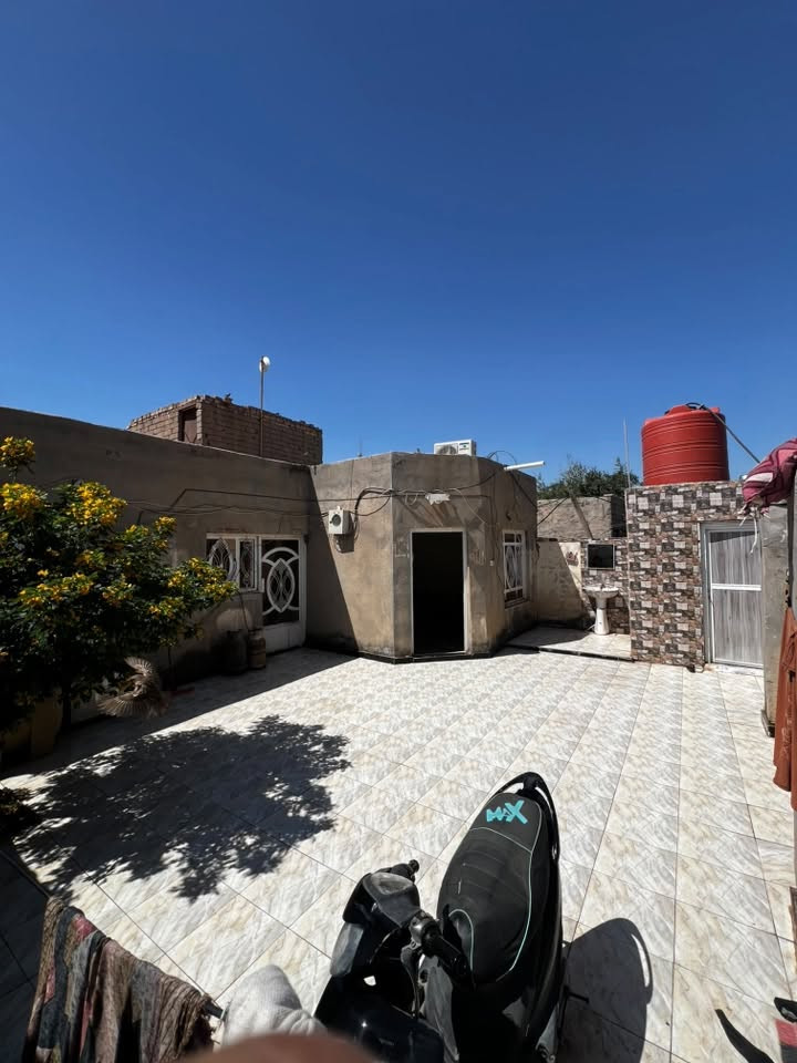 السلام عليكم 
بيت مع قطعه ارض مساحه 1000 متر بناء 300 متر يحتوي على غرف عدد 2 استقبال + صاله 9 متر + مطبخ + صحيات عدد 2 عكاده 
للبيع او المراوس 
الموقع الخميسات شارع طاقه شركه النفط
للأستفسار 
***********
